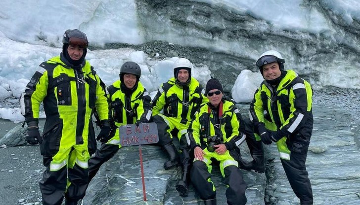 Експедицията събра първите геоложки проби от остров Смит Експедицията събра първите геоложки проби от остров Смит