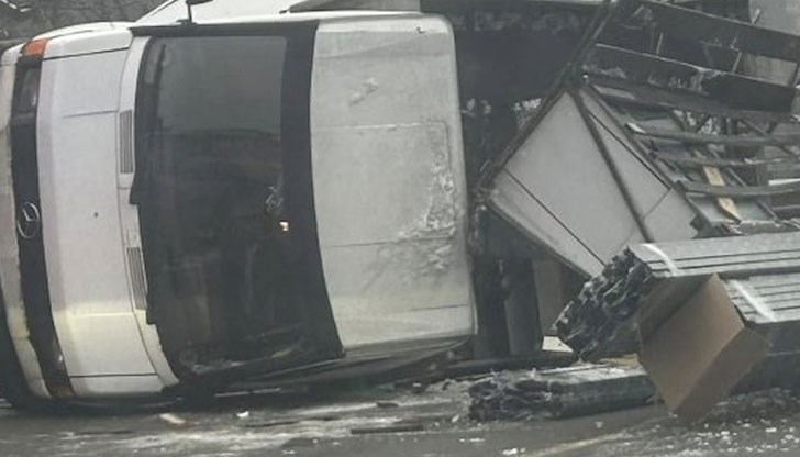 Автобус от градския транспорт се удари в товарен камион Автобус от градския транспорт се удари в товарен камион