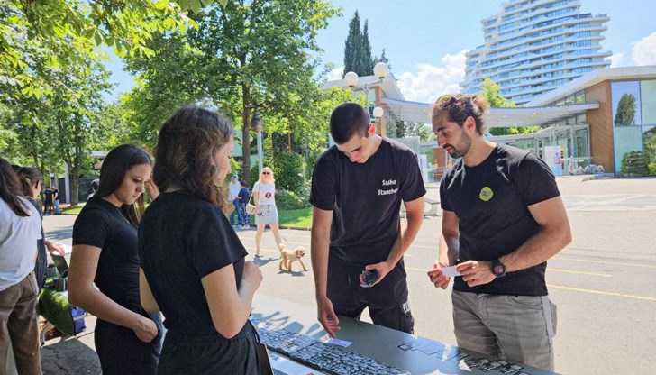 Възпитаници на Математическата гимназия създадоха шоколад без добавена захар, който става все по-популярен Възпитаници на Математическата гимназия създадоха шоколад без добавена захар, който става все по-популярен