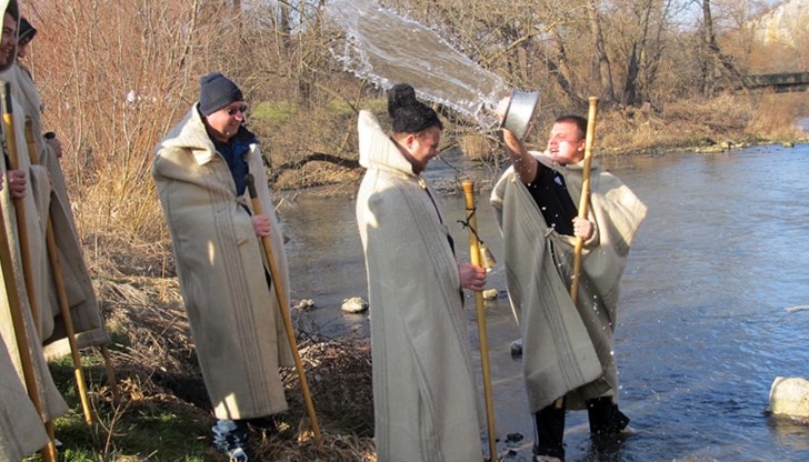 Ритуално къпане на коледарите на Ивановден в село Иваново, Русенско