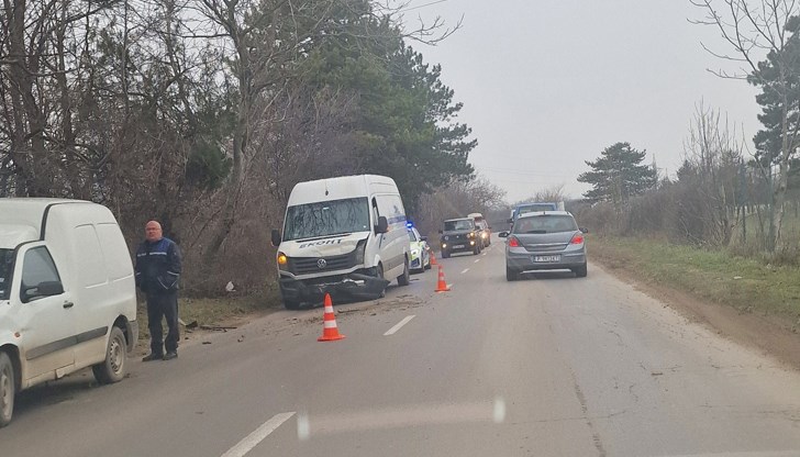 Полицията регулира движението в района