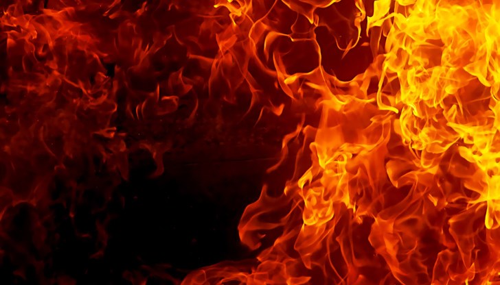 Огънят е унищожил покривната конструкция на къщата Огънят е унищожил покривната конструкция на къщата