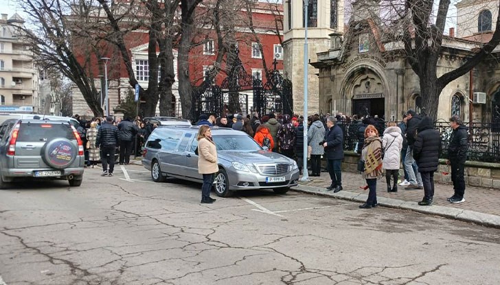 Стотици изпратиха създателя на "Оптима" и "Кралска закуска" в последния му път