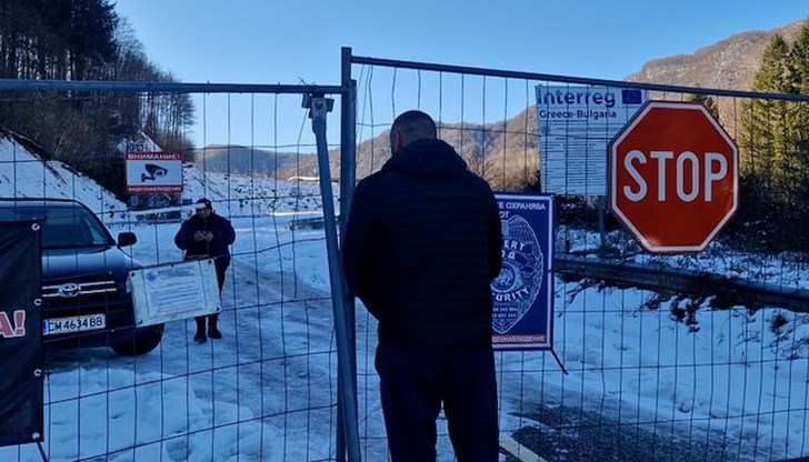 Десетки автомобили бяха върнати от металната ограда, но хората продължават да преминават пеша по горски пътеки