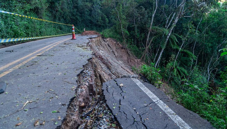 Движението се осъществява в една лента Движението се осъществява в една лента