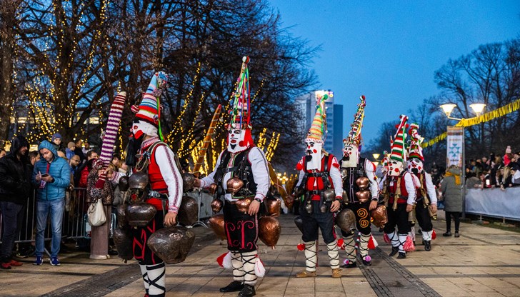 Над 12 000 души от осем държави се включиха в маскарадните игри Над 12 000 души от осем държави се включиха в маскарадните игри