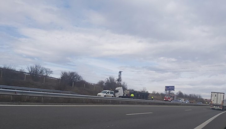 Шофьорът е бил затиснат от превозвания товар Шофьорът е бил затиснат от превозвания товар