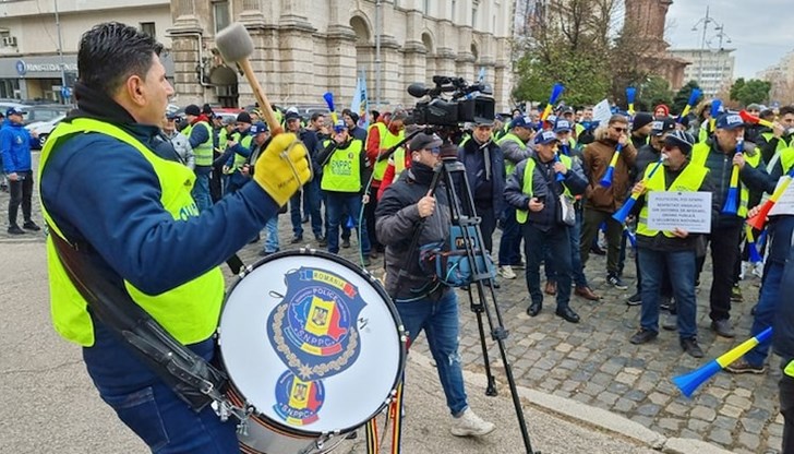 Недоволството е провокирано от орязването на заплати и социални придобивки