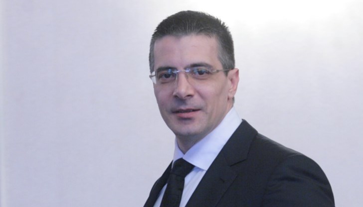 Нашите политици искат да не стимулират хората и бизнесът да се задвижи, а да раздаваме на калпак пари Нашите политици искат да не стимулират хората и бизнесът да се задвижи, а да раздаваме на калпак пари