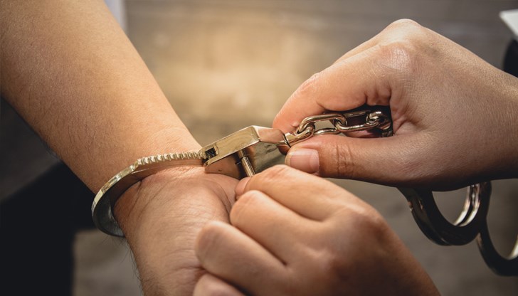 Само за един ден в Атина полицейските служители са задържали седем души за кражби в превозните средства Само за един ден в Атина полицейските служители са задържали седем души за кражби в превозните средства