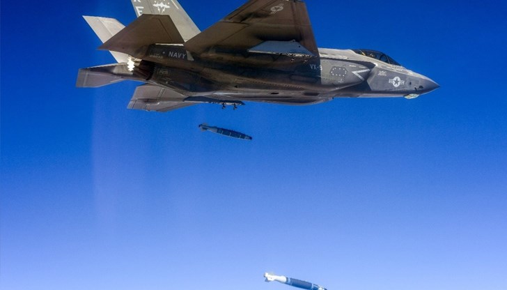 Изтребителят демонстрира способност за едновременно поразяване на движещи се цели Изтребителят демонстрира способност за едновременно поразяване на движещи се цели