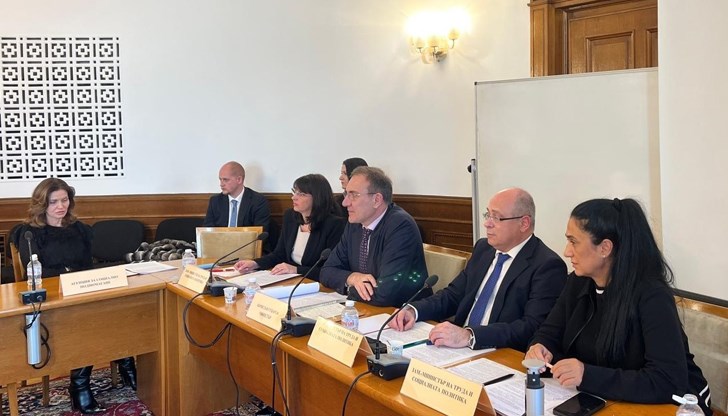 5600 възрастни ще получат достъп до по-качествена грижа в обновена среда, уверява министърът на труда и социалната политика 5600 възрастни ще получат достъп до по-качествена грижа в обновена среда, уверява министърът на труда и социалната политика