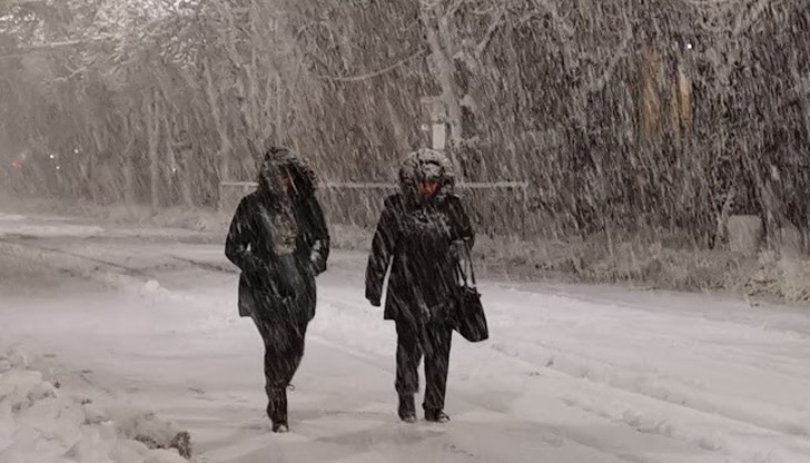 Обилни снеговалежи парализират България Обилни снеговалежи парализират България