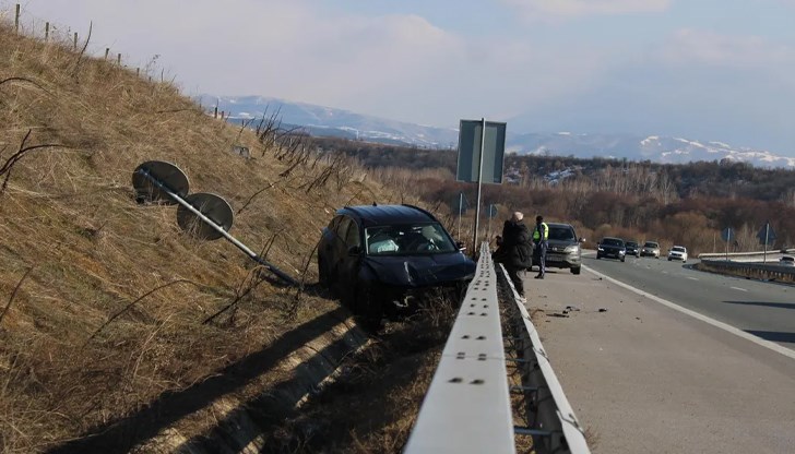 Има пострадали пътници в микробус за София Има пострадали пътници в микробус за София