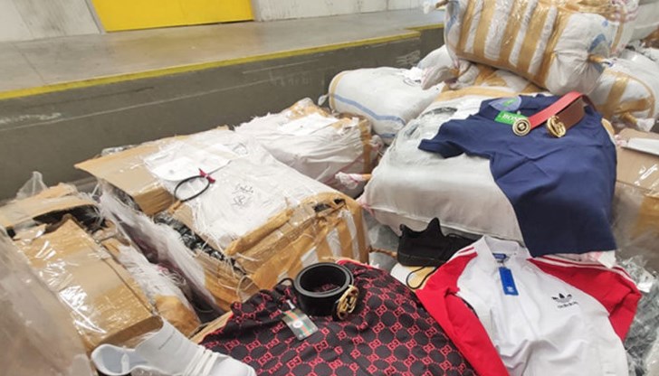 Тениски, обувки и дамски чанти със световни марки били укрити сред легална стока Тениски, обувки и дамски чанти със световни марки били укрити сред легална стока