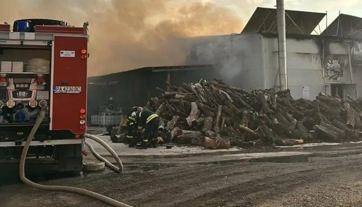 Огнеборци от два града се включиха в гасенето Огнеборци от два града се включиха в гасенето