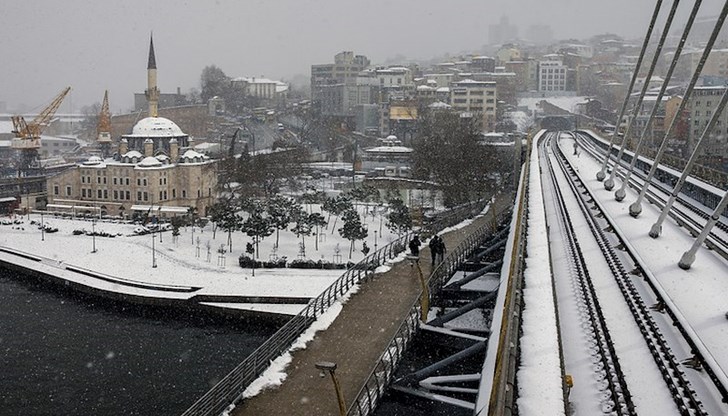 Снежната покривка е обхванала азиатската част на мегаполиса Снежната покривка е обхванала азиатската част на мегаполиса