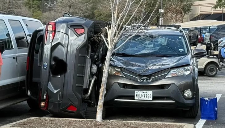 Subaru "кацна" върху Toyota и се озова върху вратите си в странично положение