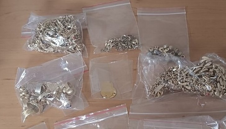 Румънско семейство укрило контрабандата в тайници на автомобила си Румънско семейство укрило контрабандата в тайници на автомобила си