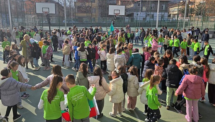 Над 500 ученици и учители от ОУ "Гоце Делчев" отбелязаха Трети март по уникален начин Над 500 ученици и учители от ОУ "Гоце Делчев" отбелязаха Трети март по уникален начин