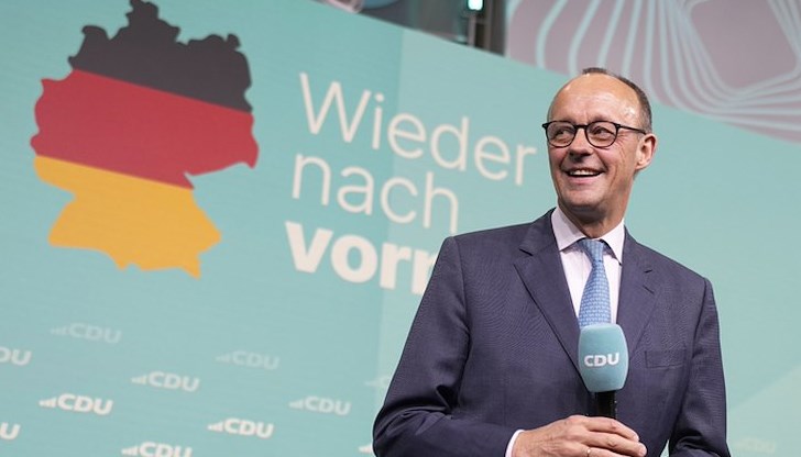 Макрон приветства бъдещия германски канцлер с работна вечеря в Париж Макрон приветства бъдещия германски канцлер с работна вечеря в Париж