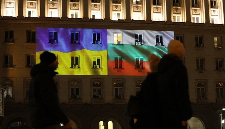 Сградата на Министерския съвет в София беше осветена в цветовете на украинското знаме Сградата на Министерския съвет в София беше осветена в цветовете на украинското знаме