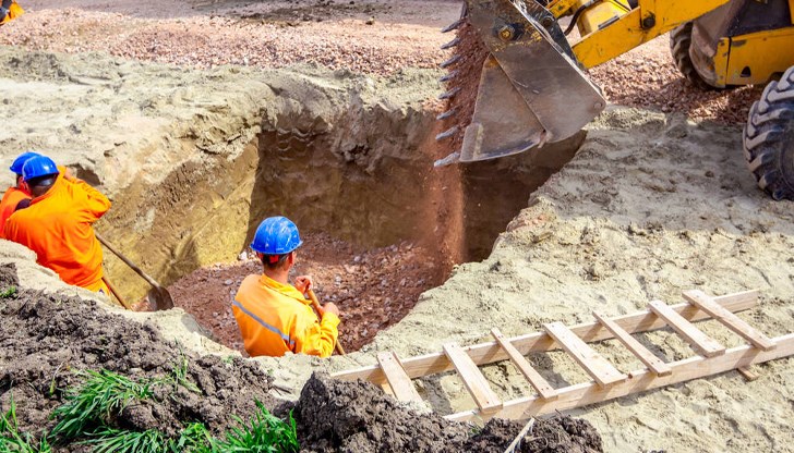Четирима души са извадени, продължава издирването на останалите Четирима души са извадени, продължава издирването на останалите
