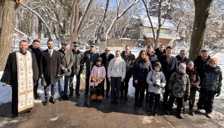 Посланик Радко Влайков и представители на българските организации в Румъния поднесоха цветя пред паметниците на двамата национални герои Посланик Радко Влайков и представители на българските организации в Румъния поднесоха цветя пред паметниците на двамата национални герои