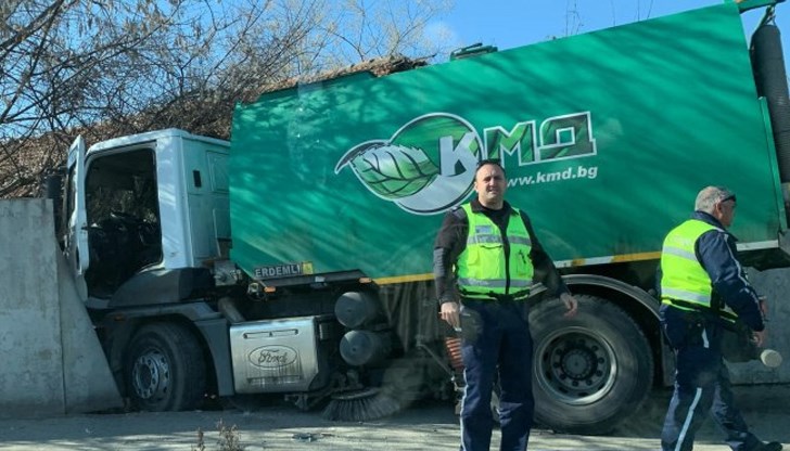 Екипи на КАТ са на мястото на инцидента Екипи на КАТ са на мястото на инцидента