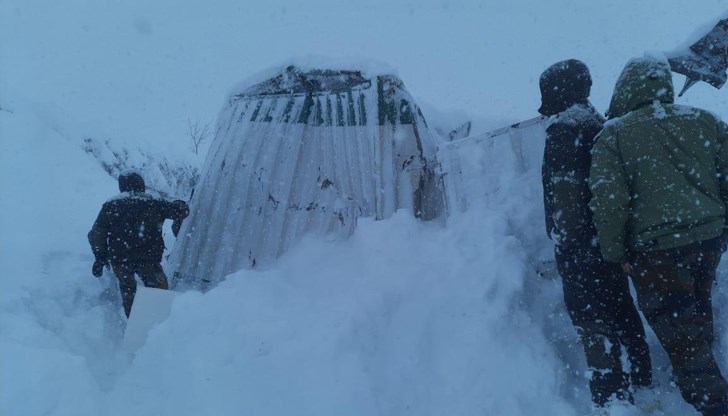 Спасителите не могат да достигнат до пострадалите заради обилен снеговалеж Спасителите не могат да достигнат до пострадалите заради обилен снеговалеж