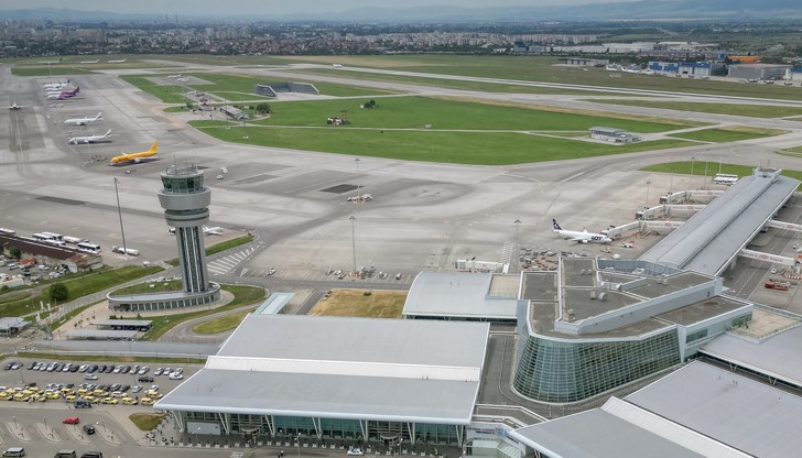 Спукана гума на РС-12 наложи временно спиране на полетите Спукана гума на РС-12 наложи временно спиране на полетите