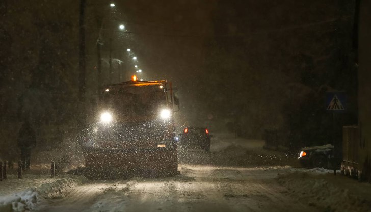 Продължаващият снеговалеж създава затруднения в движението в редица области Продължаващият снеговалеж създава затруднения в движението в редица области