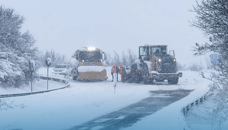 70-сантиметрова снежна покривка блокира села и пътища 70-сантиметрова снежна покривка блокира села и пътища