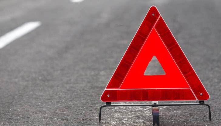 Движението се осъществява в две ленти, има разлив на масло Движението се осъществява в две ленти, има разлив на масло