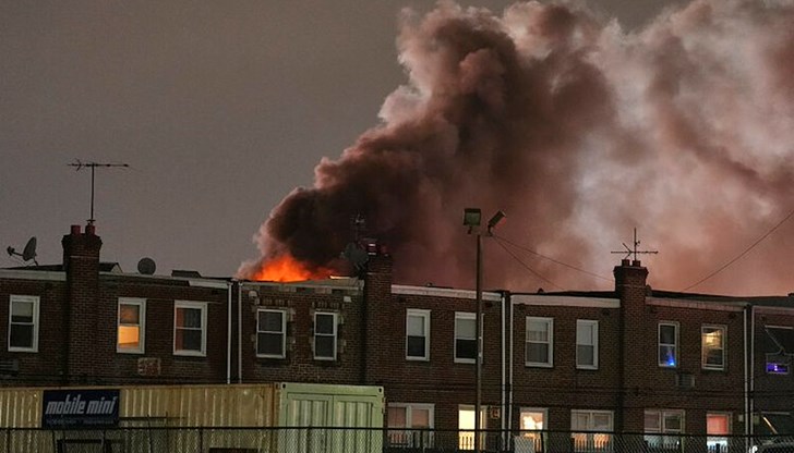 Дим се издига от мястото в американския град Филаделфия, където се е разбил медицински самолет Дим се издига от мястото в американския град Филаделфия, където се е разбил медицински самолет