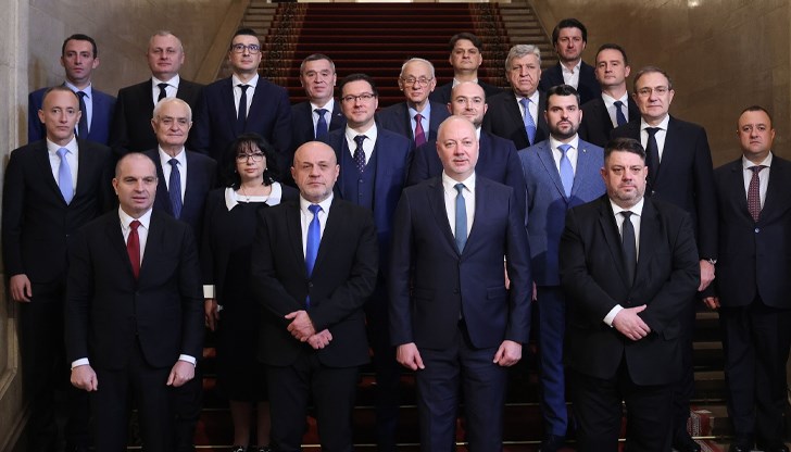 100 страници очертават приоритетите в икономиката, енергетиката и социалната политика 100 страници очертават приоритетите в икономиката, енергетиката и социалната политика