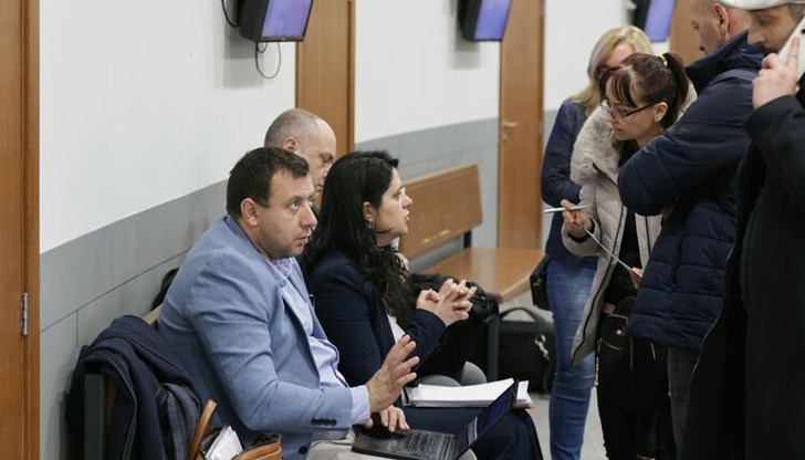 Петият обвиняем е непълнолетен и е освободен без мярка за неотклонение Петият обвиняем е непълнолетен и е освободен без мярка за неотклонение