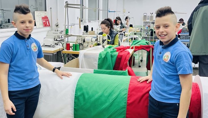 Ученици ще шестват с внушителния трибагреник на Трети март Ученици ще шестват с внушителния трибагреник на Трети март