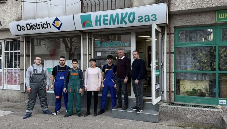 Гимназисти усвояват тънкостите на професията в реална среда Гимназисти усвояват тънкостите на професията в реална среда