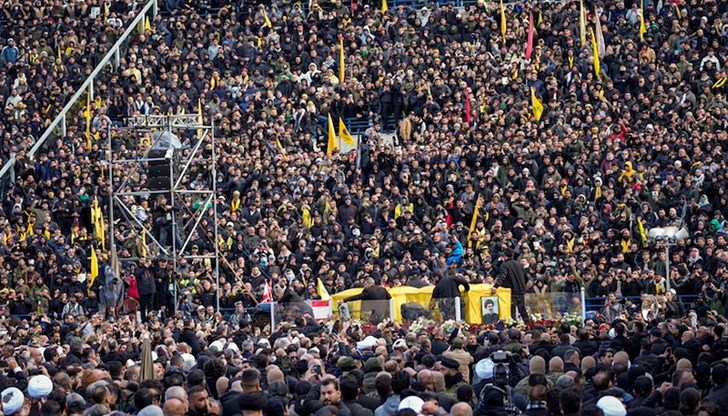 Над 50 000 души се стекоха на погребението на лидера на шиитската групировка Над 50 000 души се стекоха на погребението на лидера на шиитската групировка