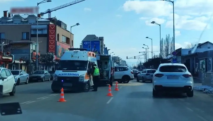 Трима души са транспортирани за преглед в болница след инцидента Трима души са транспортирани за преглед в болница след инцидента