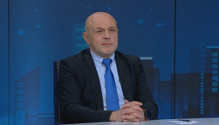 Четири години харчим повече отколкото събираме Четири години харчим повече отколкото събираме