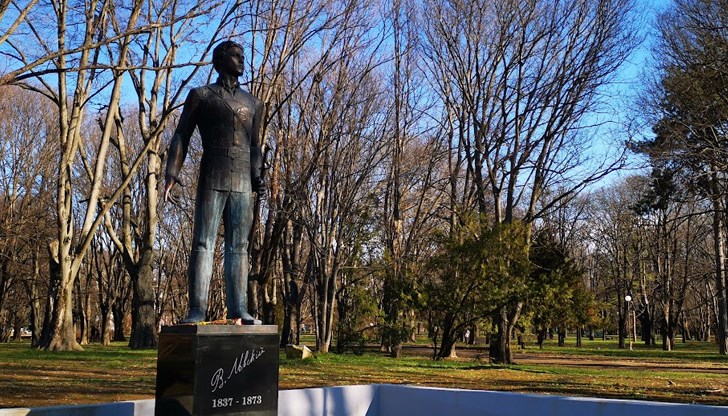 Русенци могат да се включат в поднасянето на венци Русенци могат да се включат в поднасянето на венци