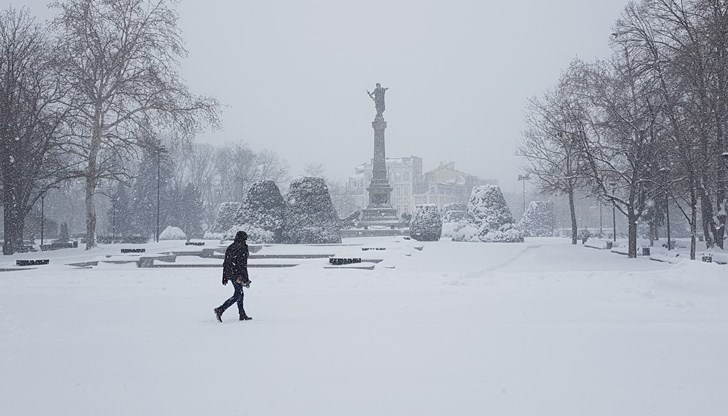 Снегопочистващите фирми работят денонощно за проходимостта на пътищата Снегопочистващите фирми работят денонощно за проходимостта на пътищата