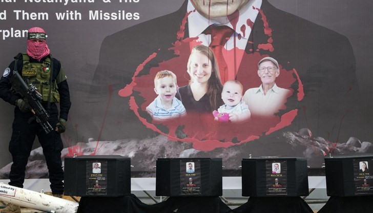 "Хамас" върна в Израел четири ковчега с тела на мъртви заложници "Хамас" върна в Израел четири ковчега с тела на мъртви заложници