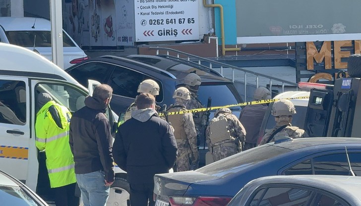 Въоръжен мъж уби един човек и взе заложници в ресторант Въоръжен мъж уби един човек и взе заложници в ресторант