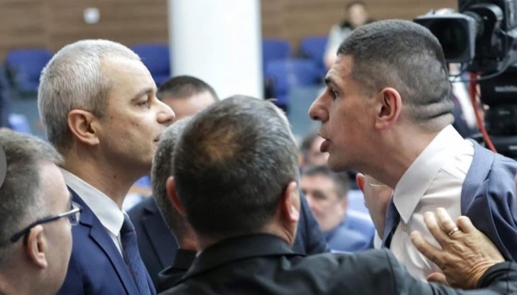 Политическото напрежение ескалира във Фейсбук Политическото напрежение ескалира във Фейсбук