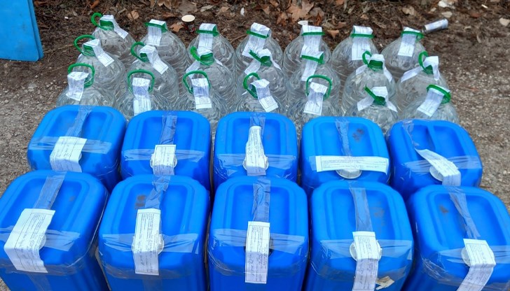 Контрабандната стока е открита в товарното отделение на "Мерцедес Вито" Контрабандната стока е открита в товарното отделение на "Мерцедес Вито"