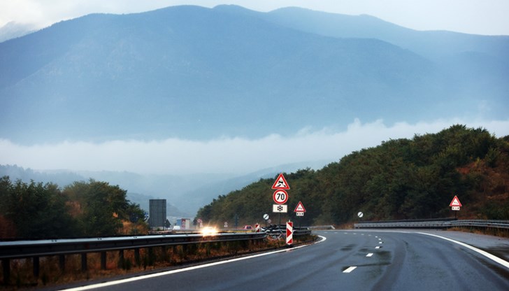 Трафикът ще се осъществява в едната лента в два различни участъка от магистралата Трафикът ще се осъществява в едната лента в два различни участъка от магистралата