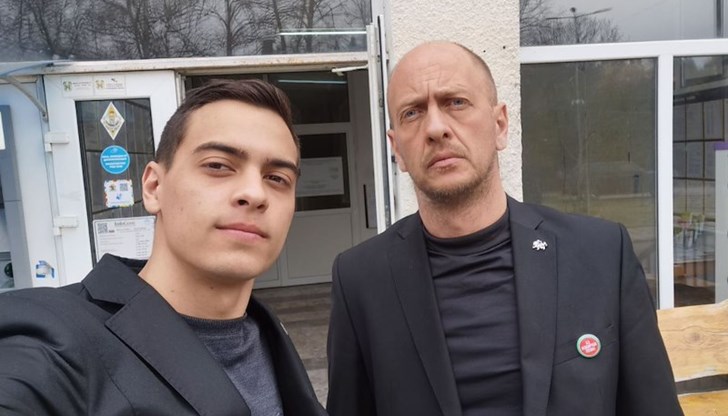 Депутат от "Възраждане" твърди, че наследникът му е репресиран от полицията, събличан гол и оставен на студа без дрехи Депутат от "Възраждане" твърди, че наследникът му е репресиран от полицията, събличан гол и оставен на студа без дрехи